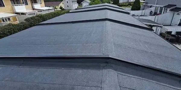 Bilden visar ett garagetak efter takbyte, ett exempel på projekt av varierande skala som vi utför.